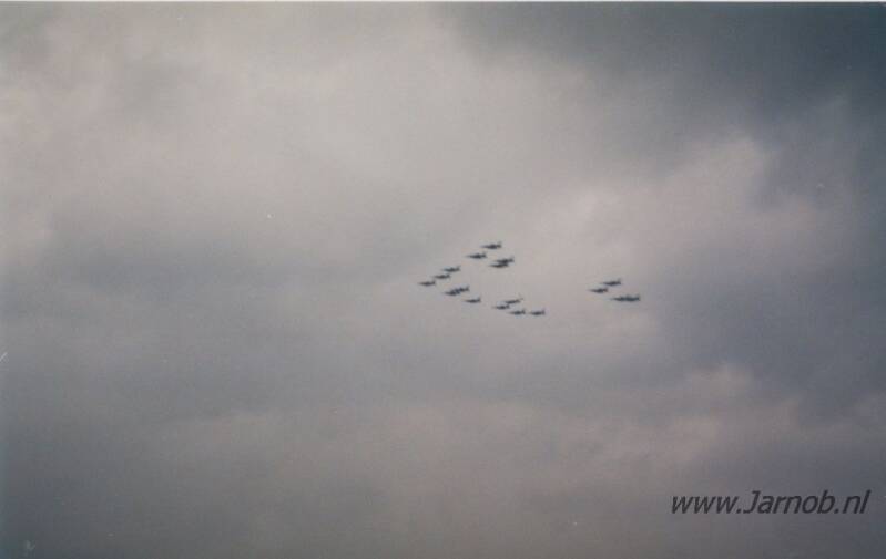 19x KLu F16 mass formation