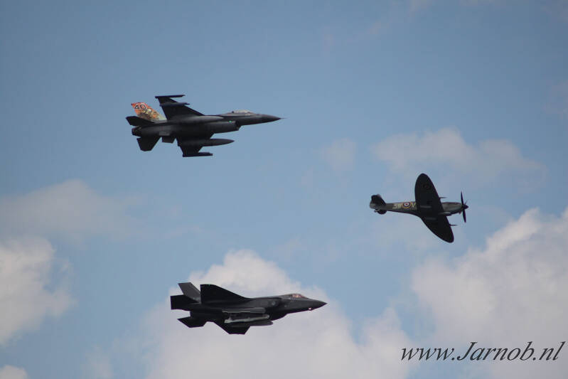 Heritage Flypast F16A &amp; F35A &amp; Spitfire KLu (b)