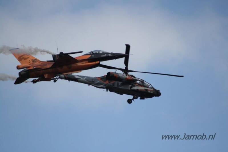 F16A J-015 and AH64D Q-17