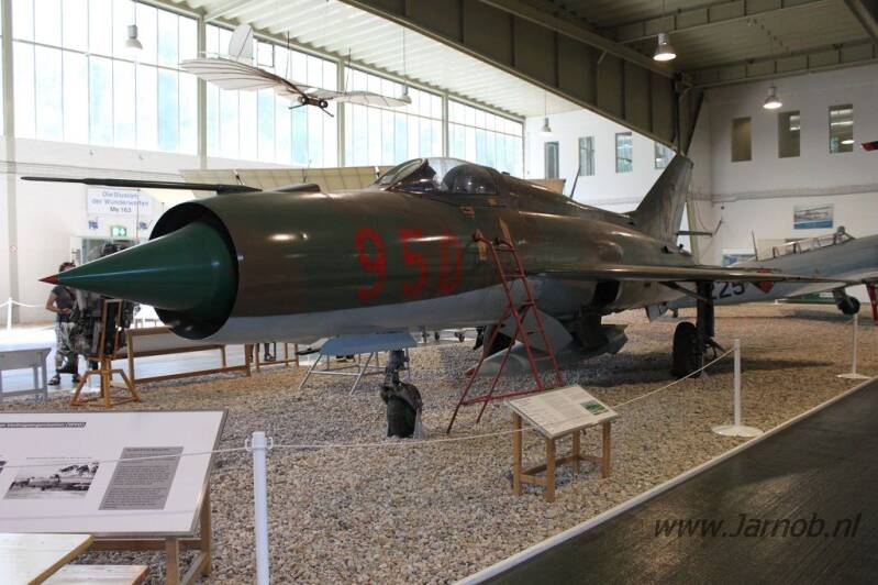 950 MiG-21PFM (b)
