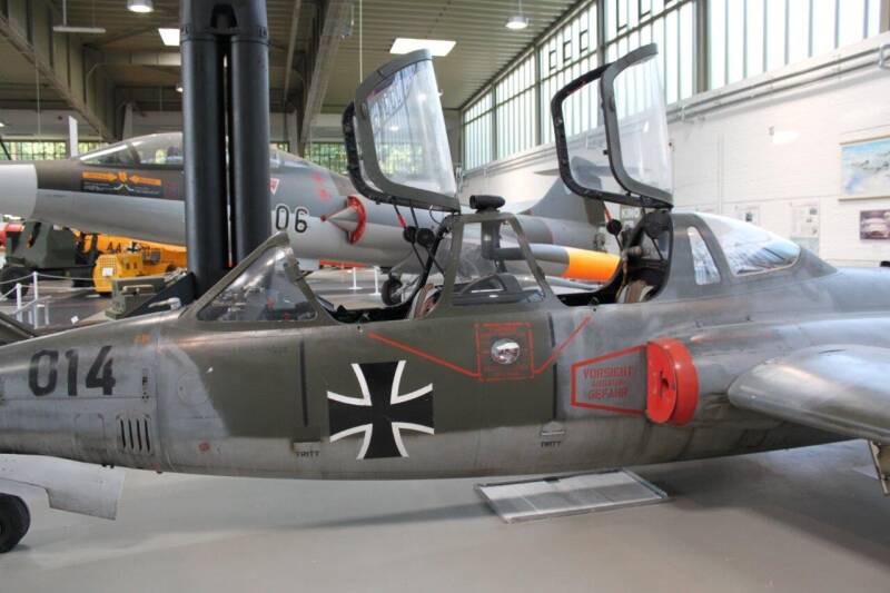 AA+102 CM170R Fouga Magister (b)