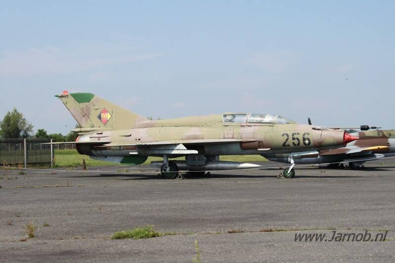 23+77 MiG-21UM ex 256