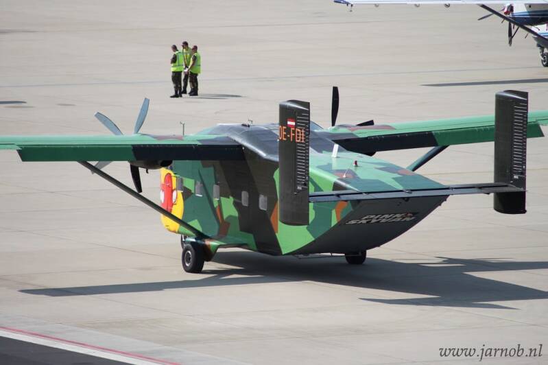 SC7 OE-FDI Pink Aviation