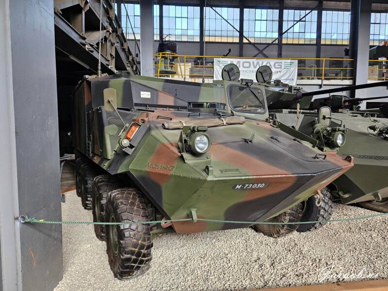mowag-piranha-iic-8x8-command-001-standard.jpg