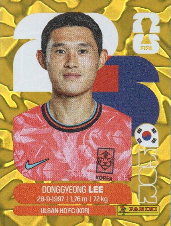 #KOR 16: Donggyeong Lee (South Korea) - Panini FIFA World Cup 2026 Canada, USA, Mexico. Gold Flood Crumple Editie