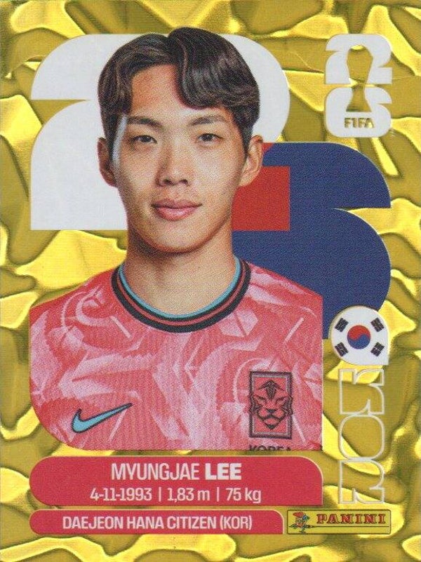 #KOR 9: Myungjae Lee (South Korea) - Panini FIFA World Cup 2026 Canada, USA, Mexico. Gold Flood Crumple Editie