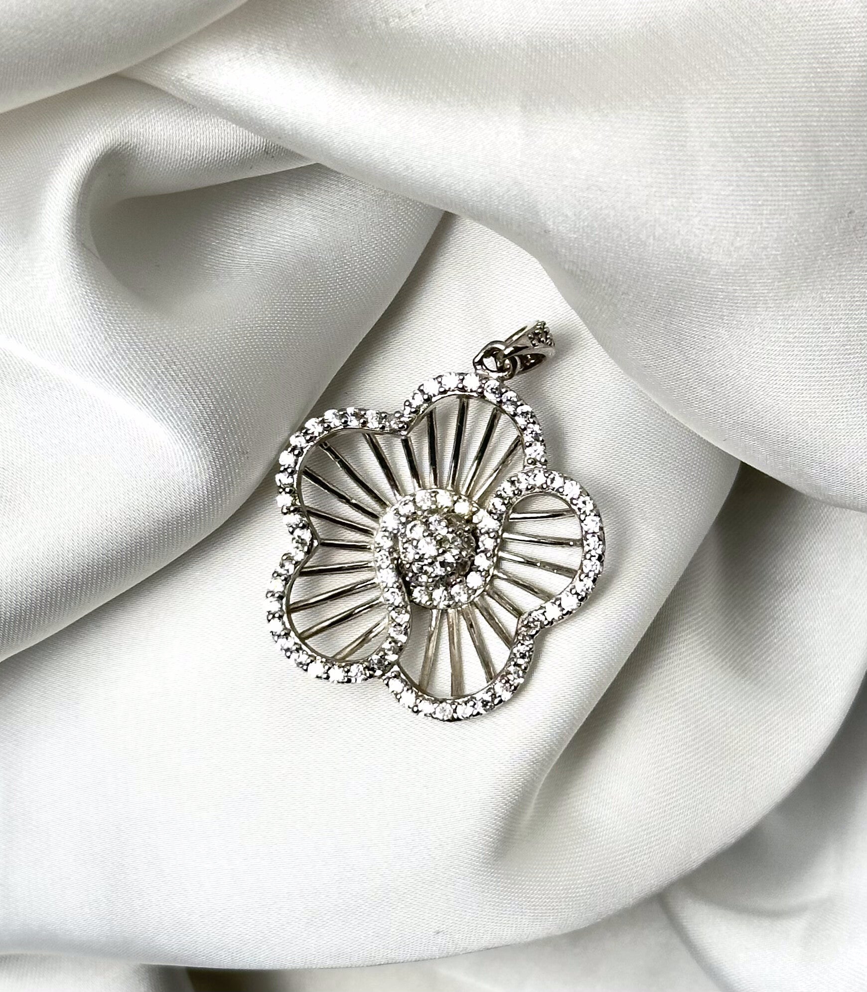 Zilveren hanger met zirkonia