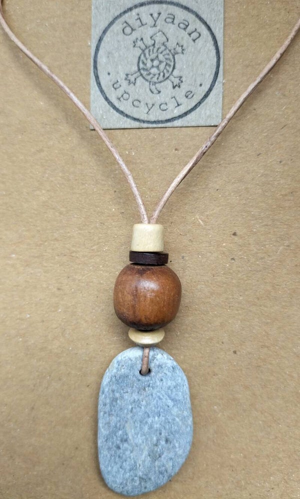 Steen aan ketting 12