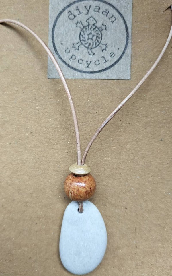 Steen aan ketting 9