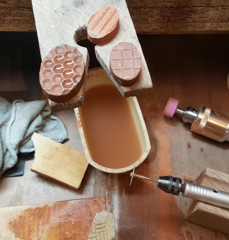 cabochons geslepen van gerecyclede keramische tegels