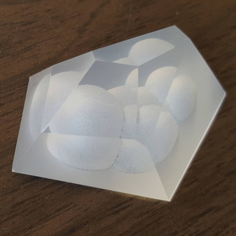 geslepen Girasol met facetten en gravering