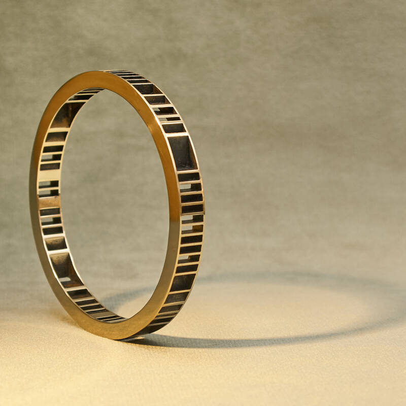 armband in brons geïnspireerd op de werken van Jozef Hoffmann