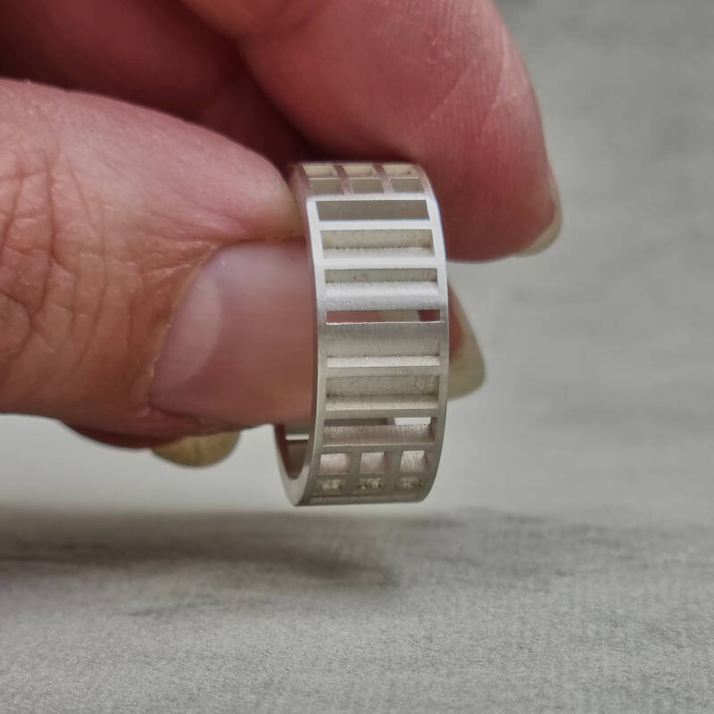 hand met zilveren ring