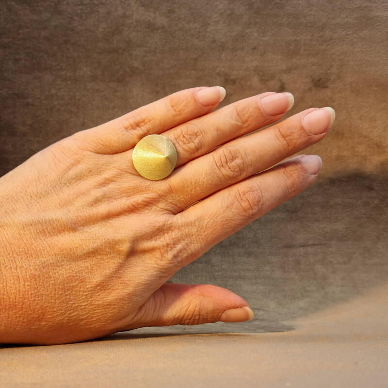 14K gold ring model, alla luce di Lucio revering the work of Lucio Fontana shown on a hand.