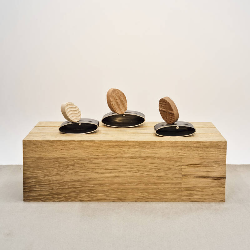 object bestaande uit 3 broches van zilver en keramiek