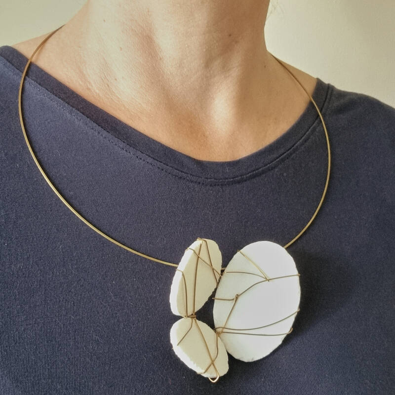 ketting van porseleinen scherven en messing op model