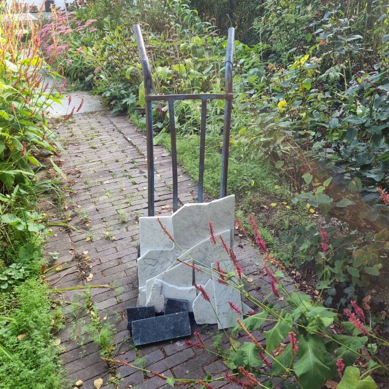 steekwagen met marmeren platen