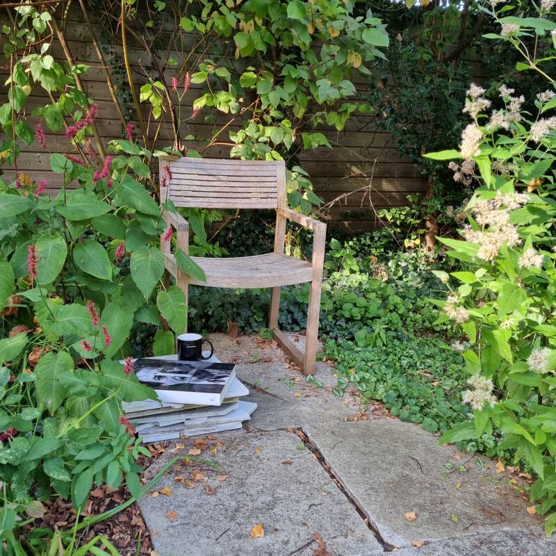 houten stoel in de tuin