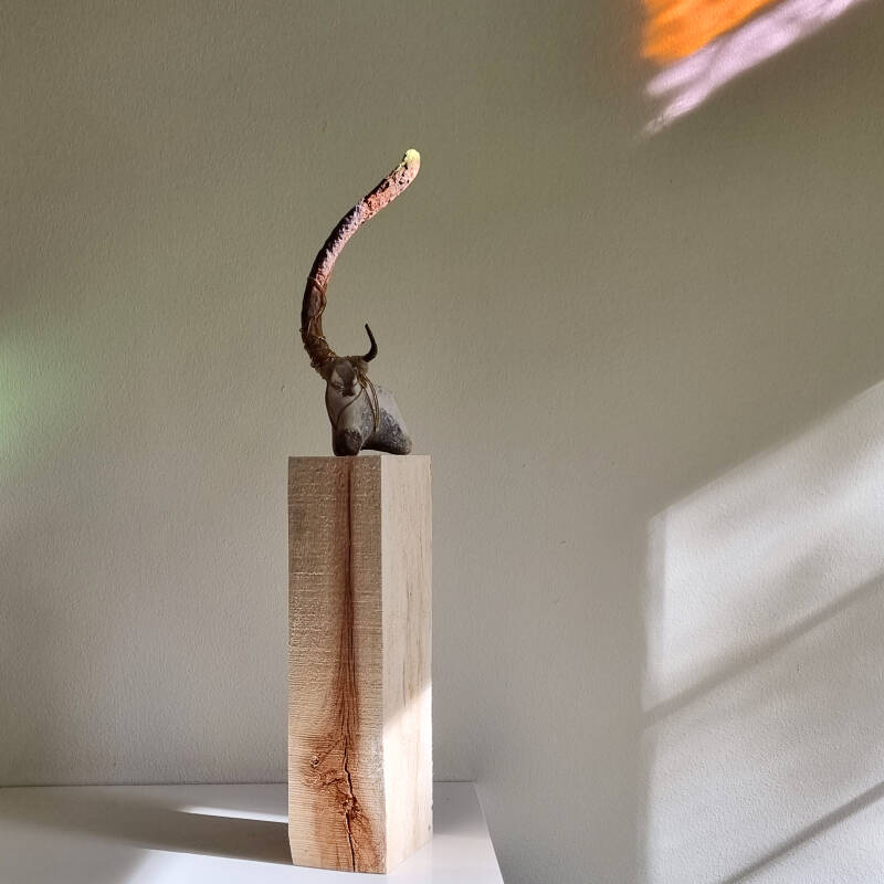 stier gemaakt van vuursteen en gevonden ijzerdraad en messing op sokkel