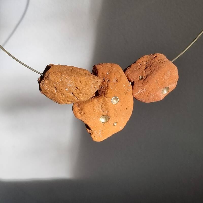 ketting gemaakt van drie bewerkte gevonden bakstenen en messing kommetjes