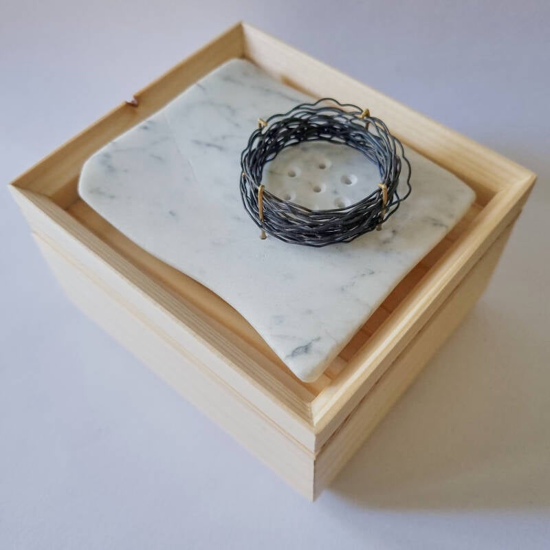 broche, ‘Windows to the Soul’, gepresenteerd in het bijbehorende doosje. Mijn interpretatie van een fragment uit *De epiloog van de lyrische dichter* van Mihály Babits, waarin ik het omzetten van emoties en gedachten in kunst beschouw als universele daad