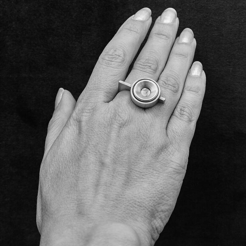 Mirror ring gedragen aan mijn hand