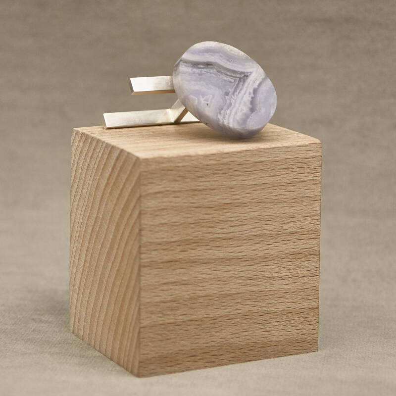 zilveren ring met calcedon op beukenhouten sokkel