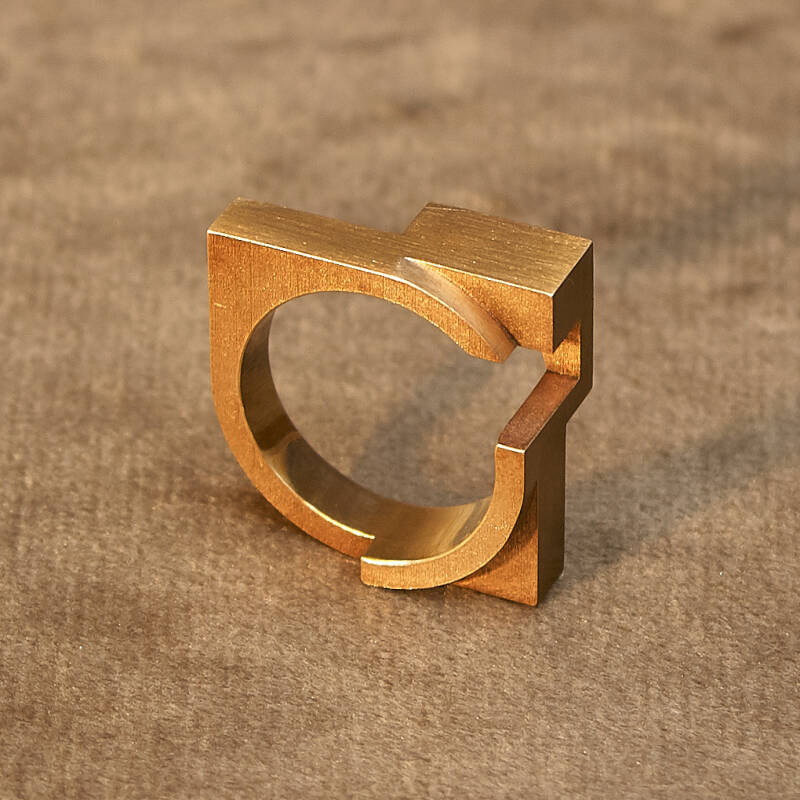 bronzen ring model room with a view