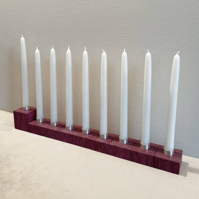 negen blokvormige kandelaars van purperhart hout en argentium zilver die samen een negenarmige kandelaar of te wel chanoekia vormen