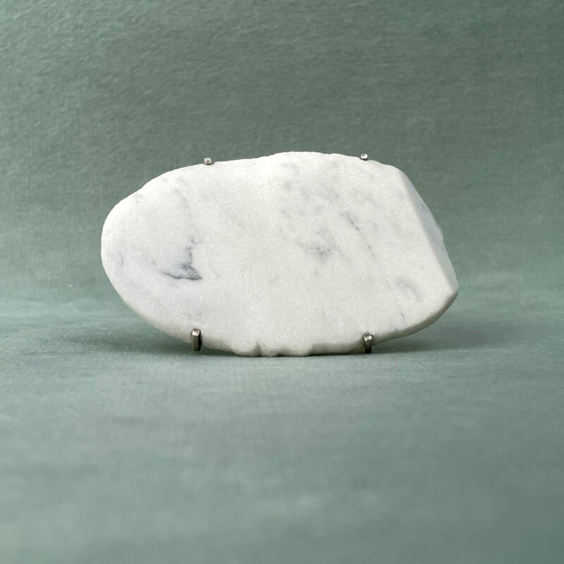 Unieke handgemaakte broche van gerecycled marmer en Argentium zilver, ontworpen als conceptueel sieraad en tentoongesteld in Jeruzalem.