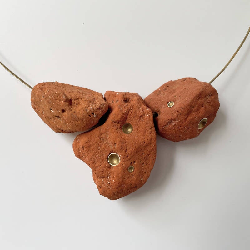 ketting van messing en baksteen