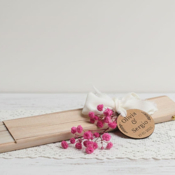 Abanico de madera con etiqueta