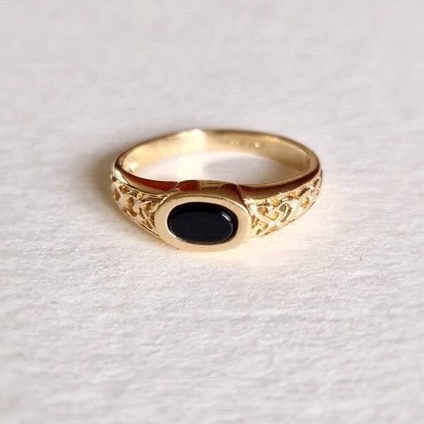The Oval Onyx detailed signet