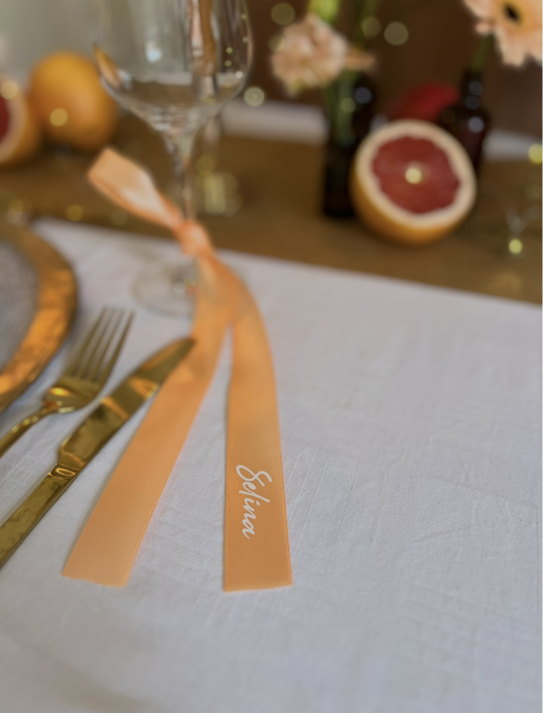 Personalisierte Namensschleifen – kleine Details, die eure Hochzeit unvergesslich machen