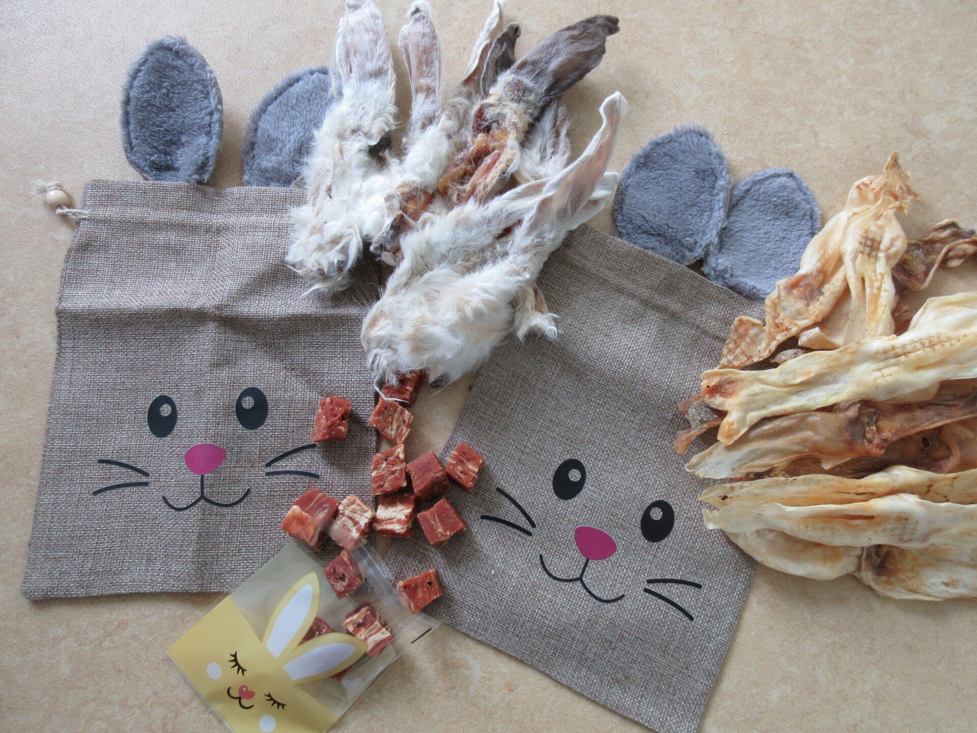 Hopper gevuld met konijnenoren en vleessnack met/zonder vacht