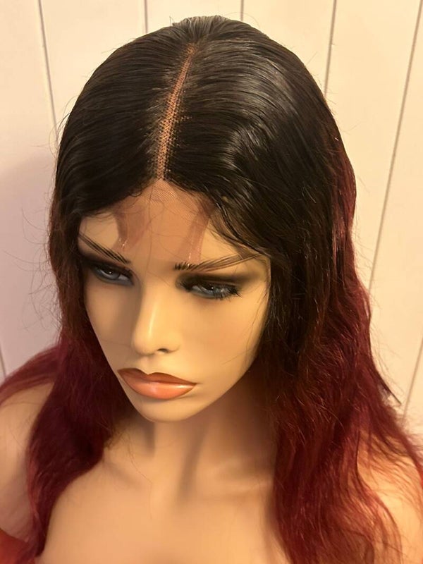 Perruque noire et bordeau