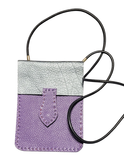 Pochette pour  téléphone en cuir violet.
