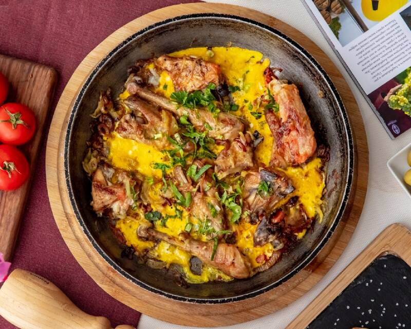 Conejo Frito con Tortilla Encebollada