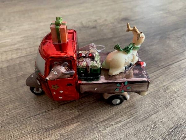 Kerstbal teckel in auto