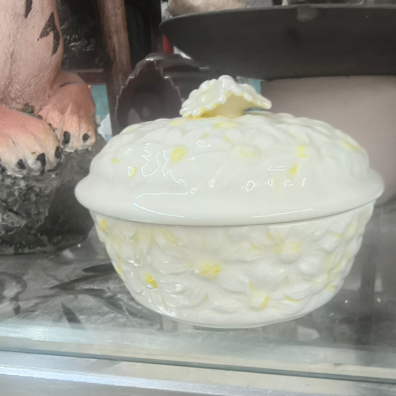 Vintage Embossed White Daisy Covered Candy Dish – Floral Trinket Powder Jar with Flower Finial