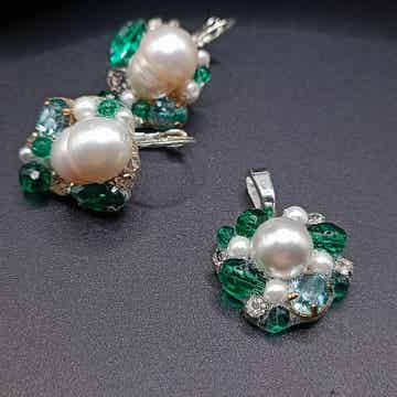 Boucles d'oreilles Clips Freeform en Nacre Blanche,Cristaux Vert émeraude, Perles