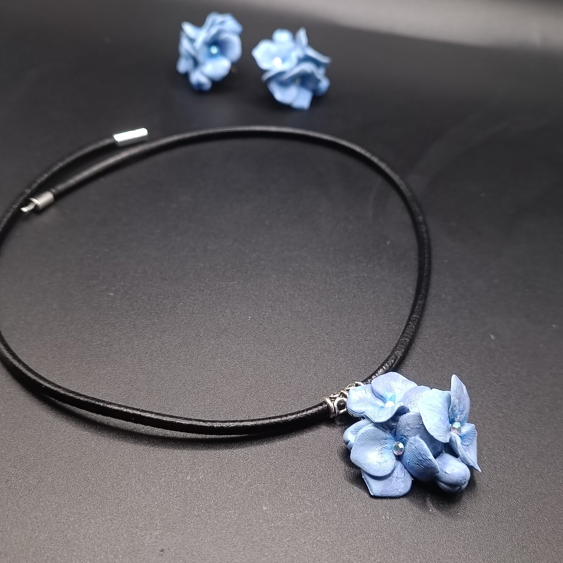 Tour de cou "Hortensia Bleu Ciel" avec Pendentif "Fleurs de Printemps" en Cernit et strass