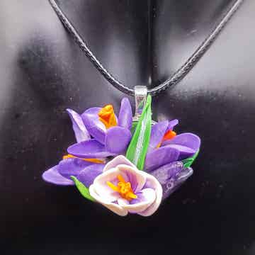 Tour de cou "Crocus" avec Pendentif "Fleurs de Printemps" en Cernit