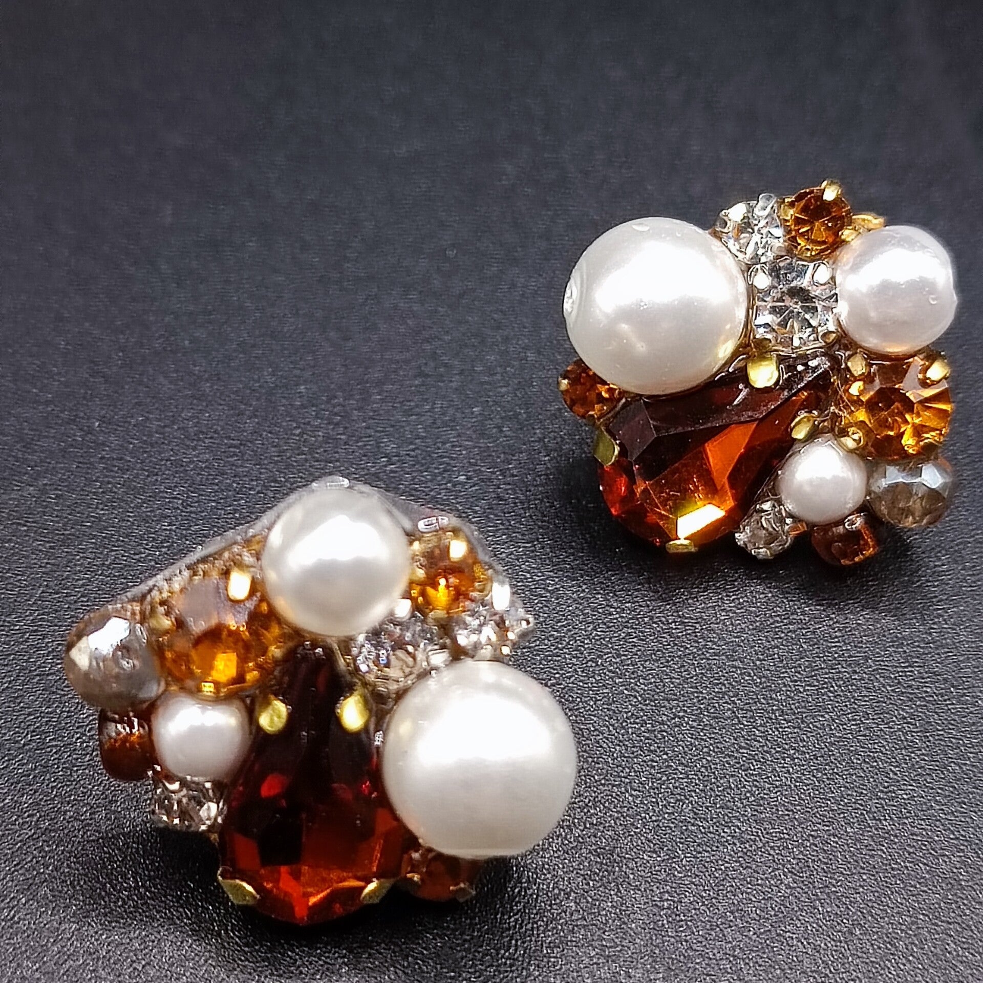 Boucles d'oreilles Clous  Freeform en Cristaux Cognac, Nacre Blanche et Perles Roccailles Toho
