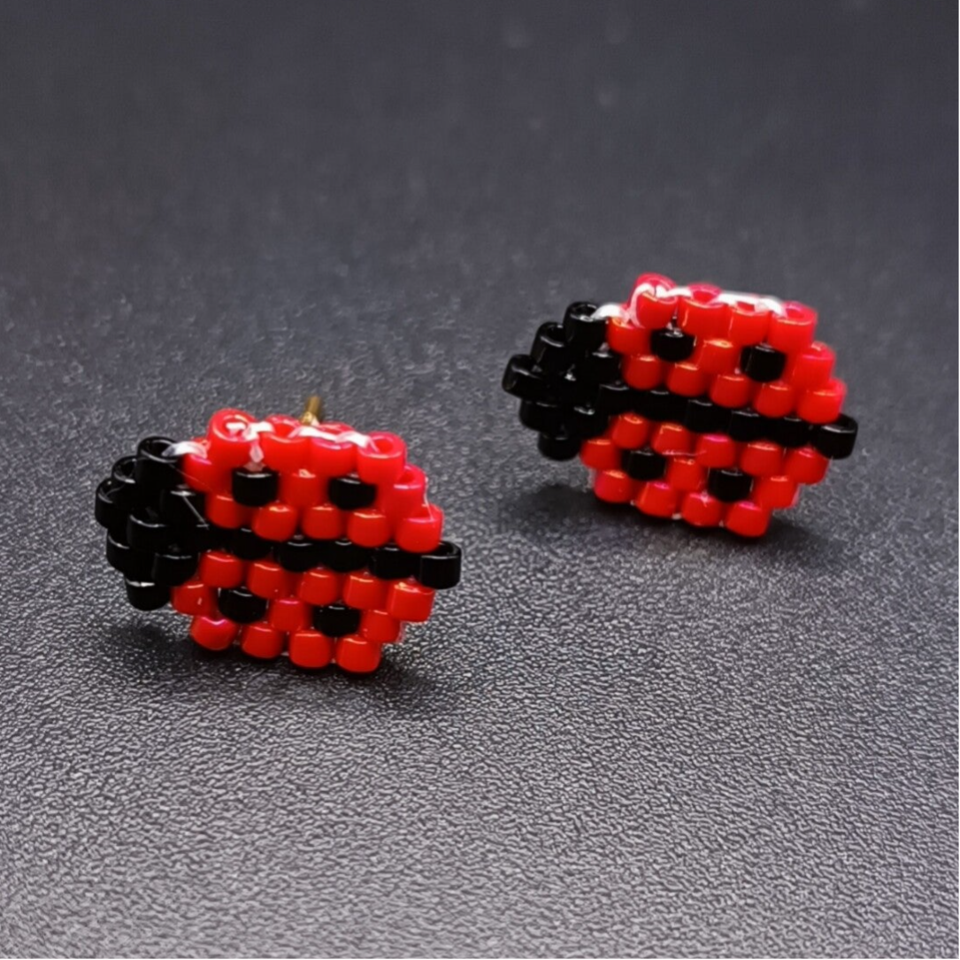 Boucles d'oreilles  Clous puces Coccinelle  tissées Brick Stitch en Perles Miyuki Delica