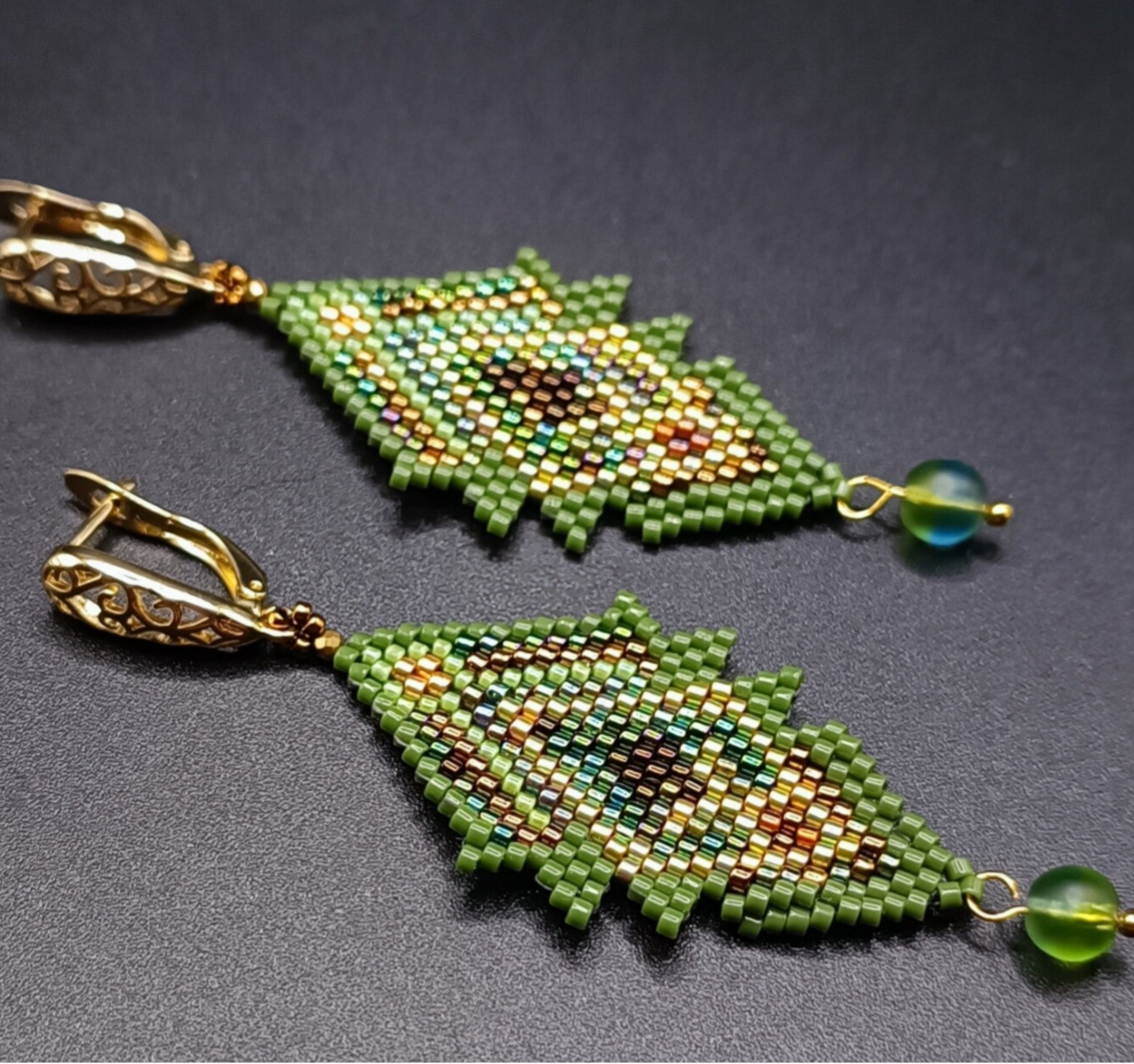 Boucles d'oreilles Cliquets  Noir et Doré tissées Brick Stitch en Perles Miyuki Delica