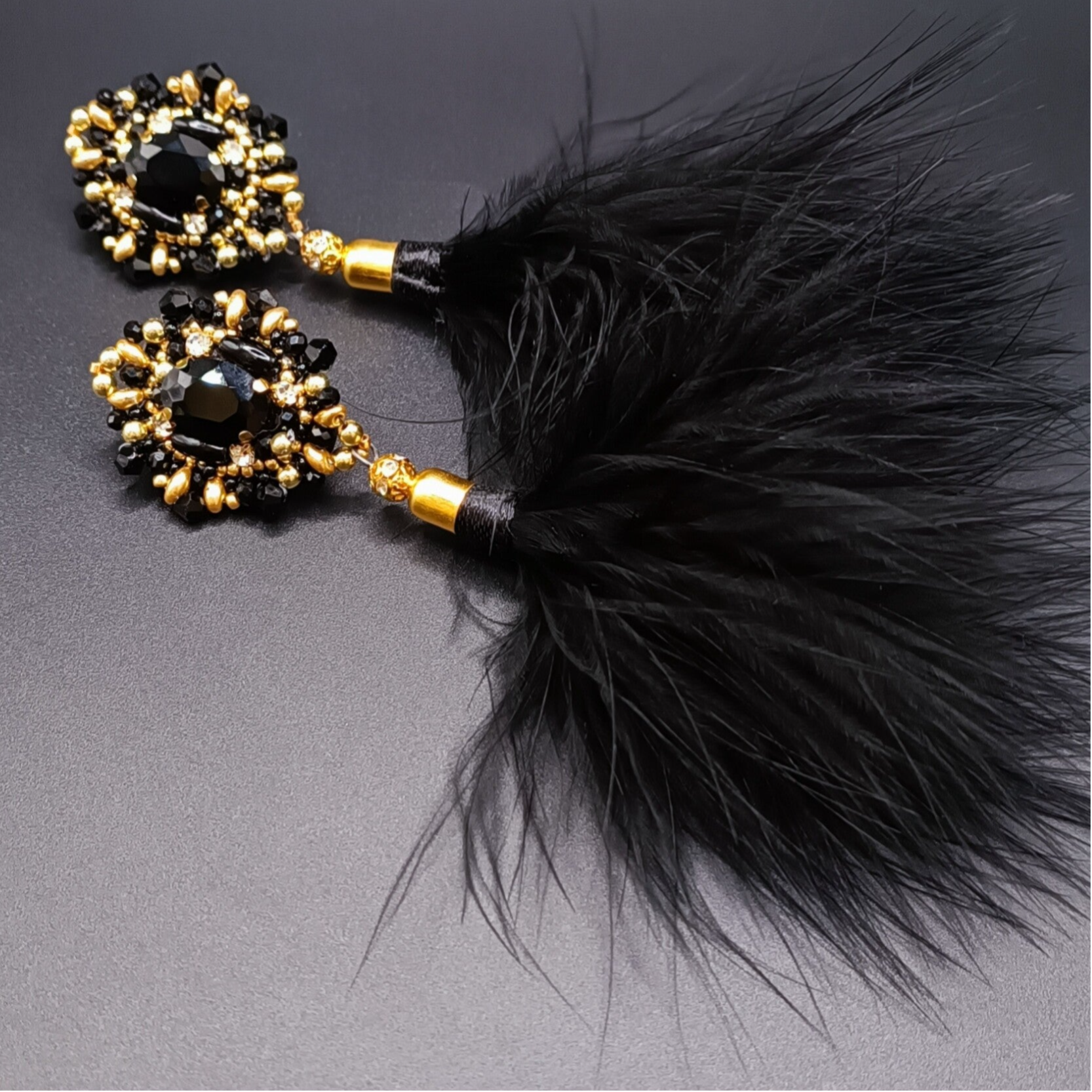 Pendants d'oreilles  Clous fantasie en Cristal Jet et Plumes d'Autruche Noir