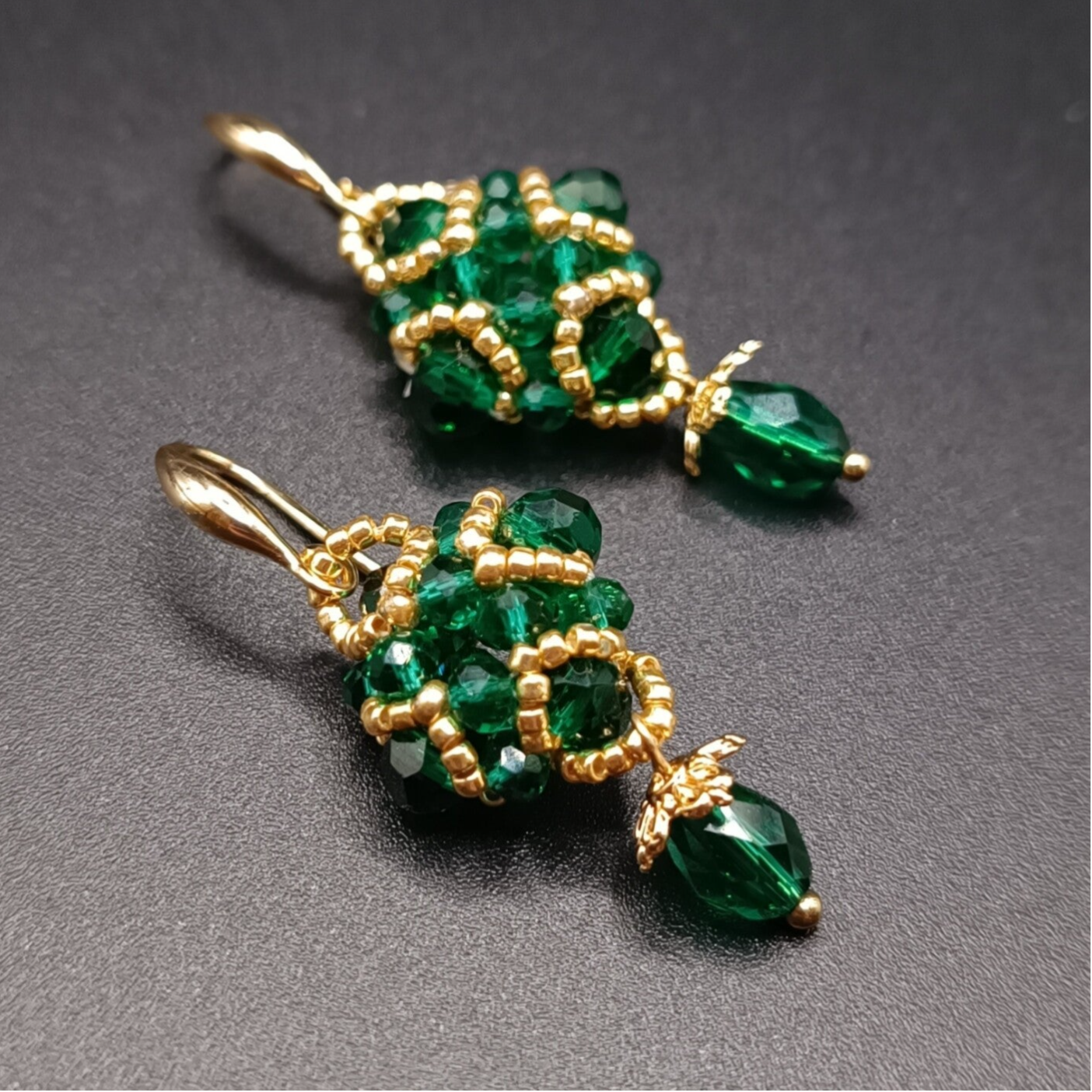 Boucles d'oreilles Crochets  tissées en Perles Bicones Vert  et Toho Dore