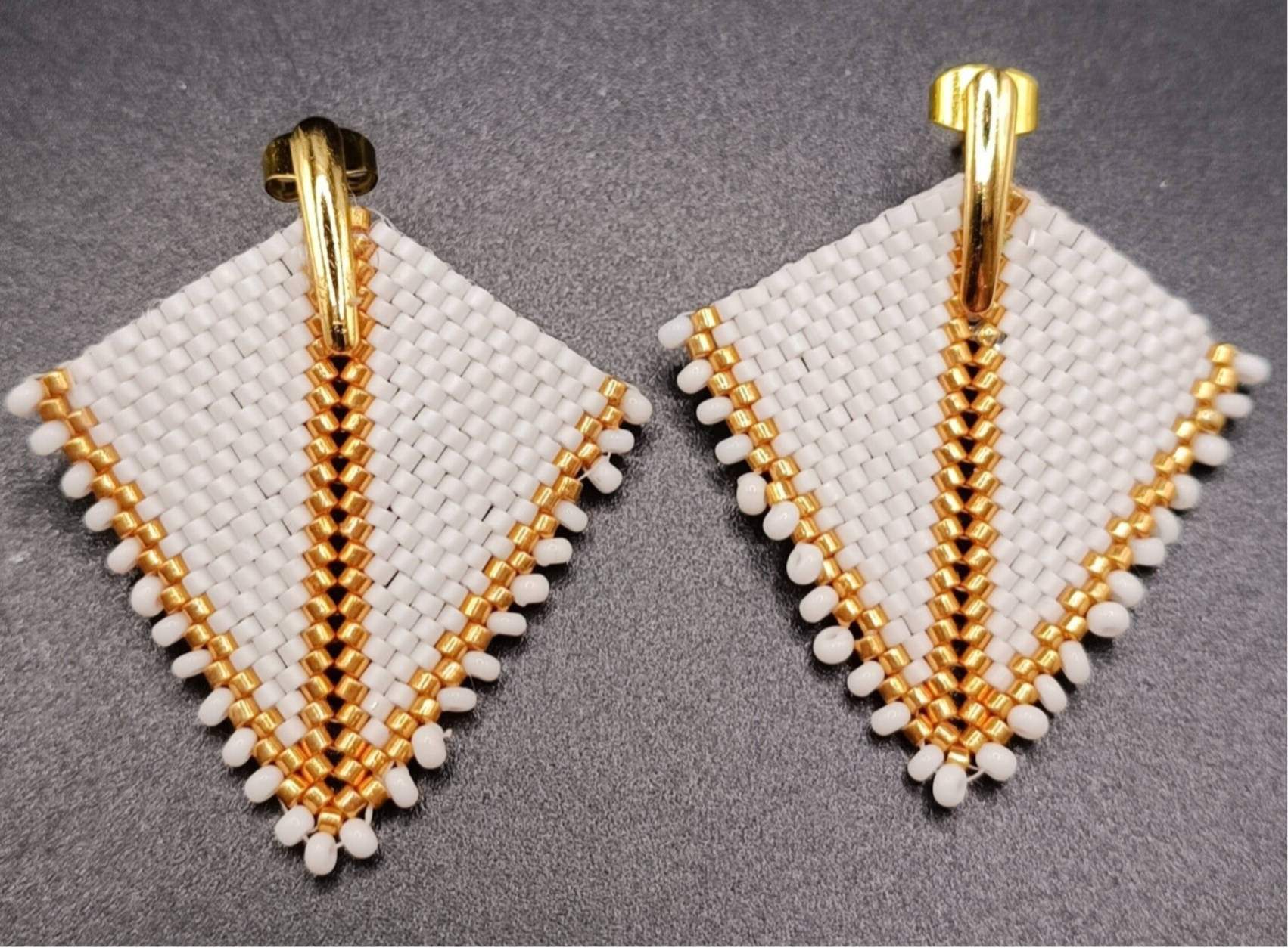 Boucles d'oreilles  Clous  tissées Brick Stitch en Perles Miyuki Delica Blanc Doré