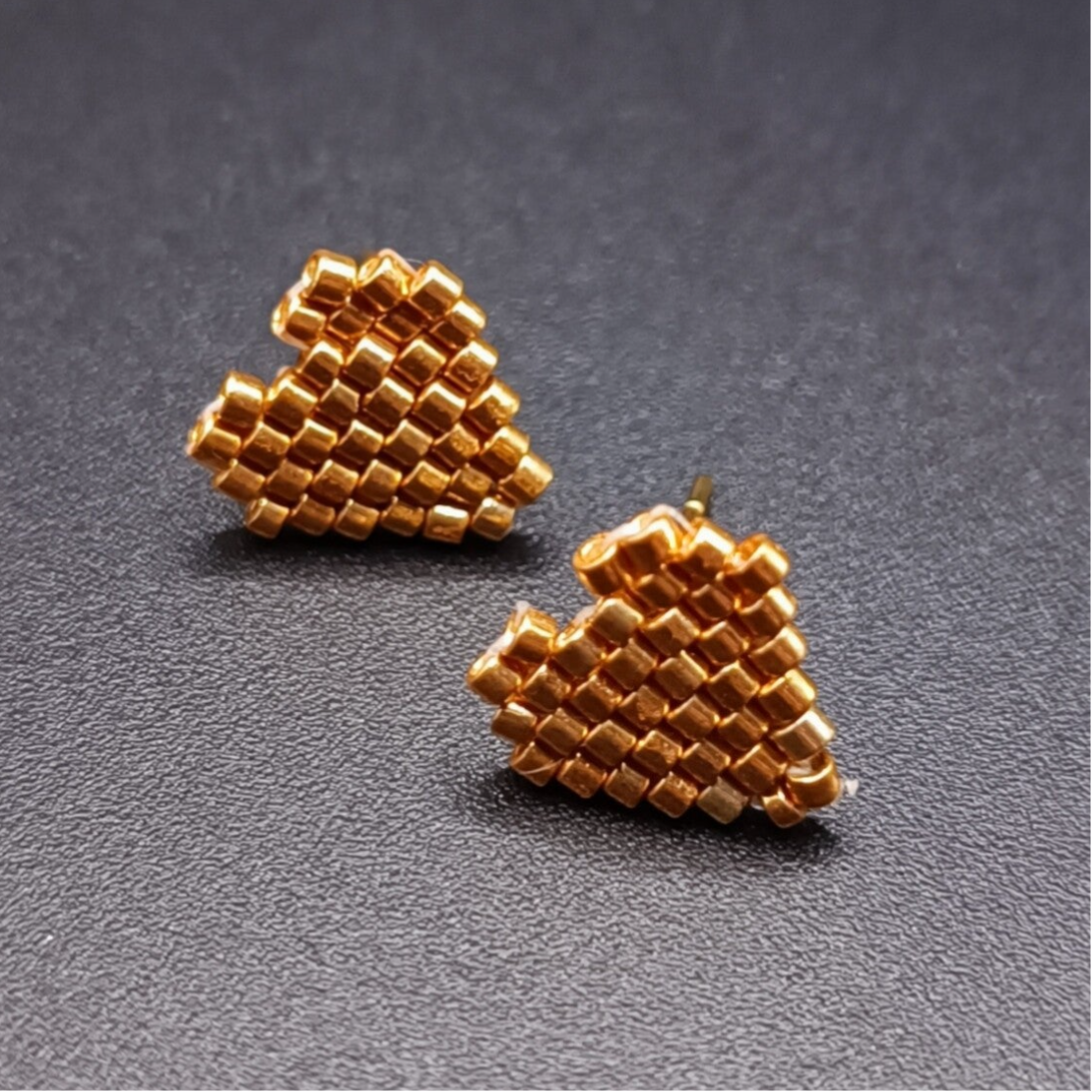 Boucles d'oreilles Clous  Coeur  Dore tissées Brick Stitch en Perles Miyuki Delica
